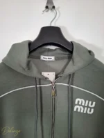 ست سویشرت زیپ‌دار و شلوار زنانه ترک طرح MIU MIU - تصویر 10