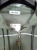 ست سویشرت زیپ‌دار و شلوار زنانه ترک طرح MIU MIU - تصویر 11